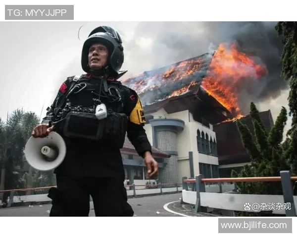 印尼足球粗暴现象引发争议球迷与媒体对暴力行为的反思与呼吁