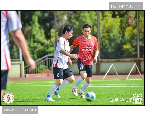 足球护士在绿茵场上的拼搏与奉献展现了医护精神与运动激情的完美结合