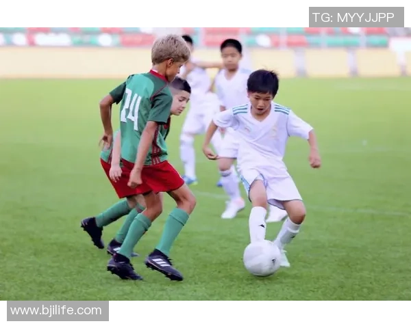 足球娇子在绿茵场上的拼搏与荣耀展现了青春的无限可能与梦想的追逐